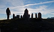 80 Ai Tre Faggi in controluce il tempietto con i menhir...